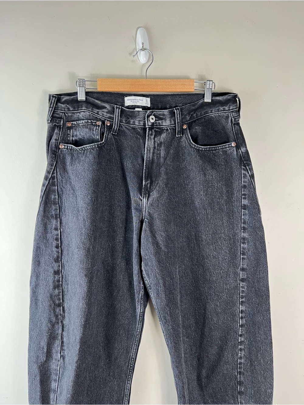 Abercrombie & Fitch Curve Love Mid Rise Barrel Jean Washed Black Size 32 Long - Picture 5 of 11